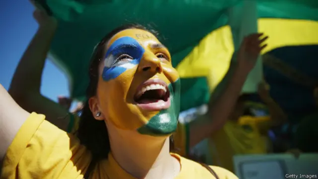 Para pemrotes memakai kostum kuning-hijau khas tim nasional sepak bola BRasil.