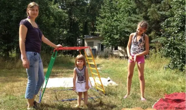 Irina teme que los dueños de campamento de vacaciones en que se refugia terminen echándolas a ella y sus hijas.