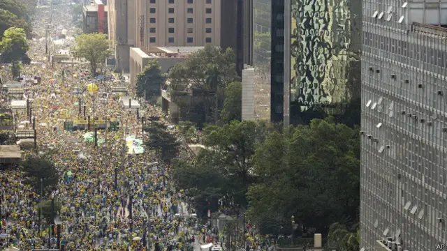 Para demonstran menyeru agar Presiden Dilma Rousseff mundur.