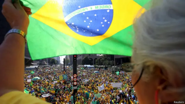 ساؤپاولو شہر میں بھی ہزاروں مظاہرین نے حکومت کے خلاف مظاہروں میں شرکت کی