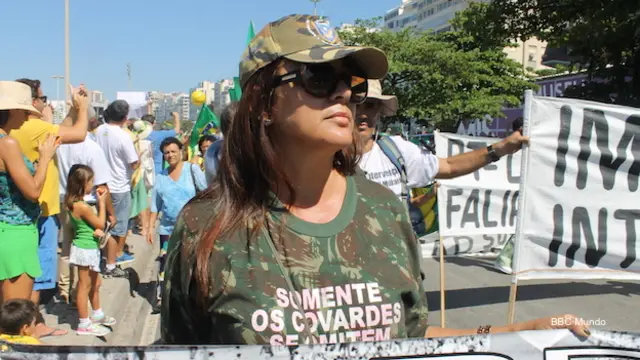 Antonio Carlos MeloUna manifestante con ropa militar y a favor de la intervención militar en el poder durante una protesta contra el gobierno en Río de Janeiro, Brasil.