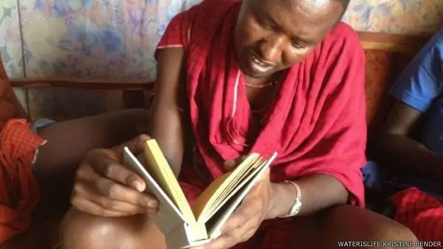 Dengan merobek kertas buku dan menaruhnya pada filter, air bisa tersaring sehingga membasmi 99% bakteri