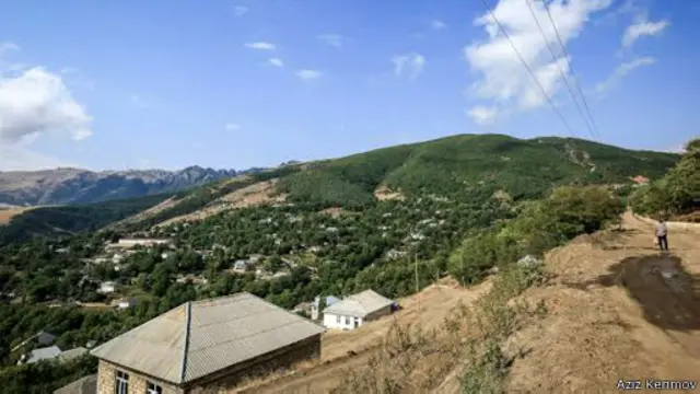 Talış silsilə dağlarında yerləşən Lerik rayonuna yalnız yeganə Lənkəran-Lerik magistral yolu ilə getmək mümkündür