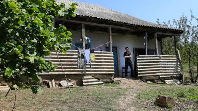 Şənlik Məmmədov imkansızlıq və iş tapmaq ümidilə Lerikin dağ kəndindən mərkəzinə köçüb, amma 6 ildir ki işsizdir.