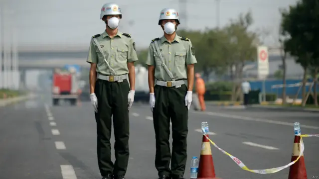 兩名解放軍士兵在天津一處封鎖點站崗（16/8/2015）