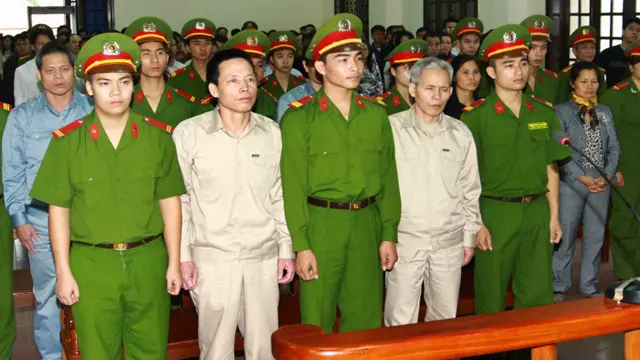 Ông Vươn và em trai bị tuyên án tội "giết người" và "chống người thi hành công vụ".