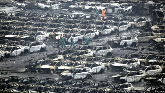 Китайские пожарные работают на месте взрыва в порту Тяньцзин