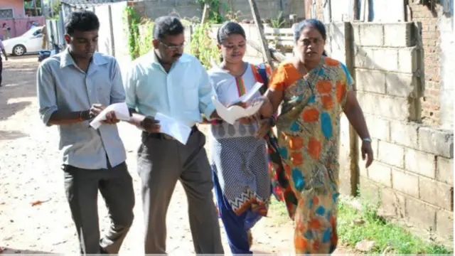 இலங்கையின் கிழக்கே வாக்குச் சாவடிக்குச் செல்லும் வாக்காளர்கள்