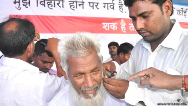 ایک شخص اپنے بالوں کا نمونہ دے رہا ہے