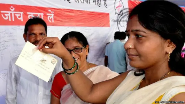 ایک خاتون اپنے ڈی این اے کا نمونے دکھا رہی ہے