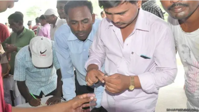 ایک کیمپ پر نمونے اکٹھے کیے جا رہے ہیں