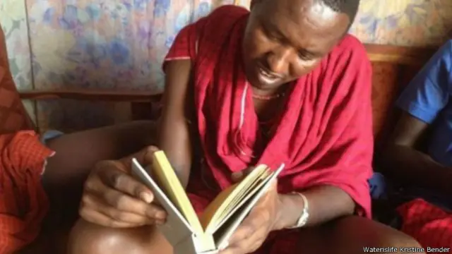 "Питьевая книга", чьи страницы очищают воду от бактерий