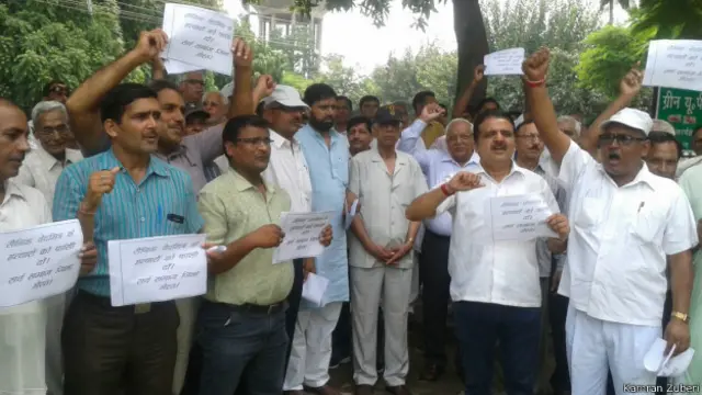 नाराज परिजन और ग्रामीणों ने अपनी मांगों का एक ज्ञापन मजिस्ट्रेट को सौंपा