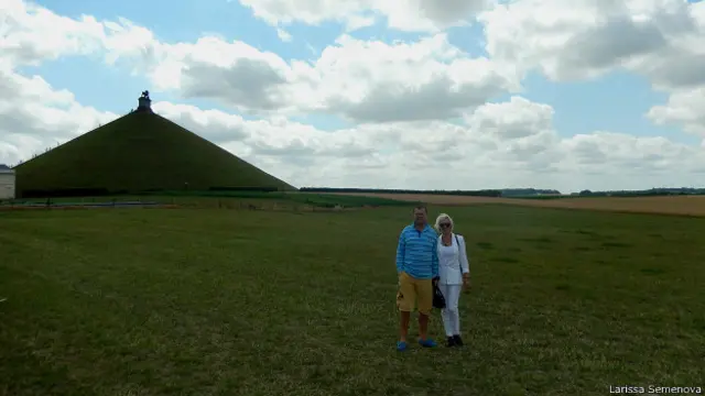 Лариса и Владимир на поле в Ватерлоо