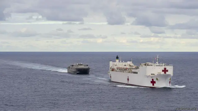 Tàu USNS Millinocket (trái) và tàu USNS Mercy trong chương trình Đối tác Thái Bình Dương 2015