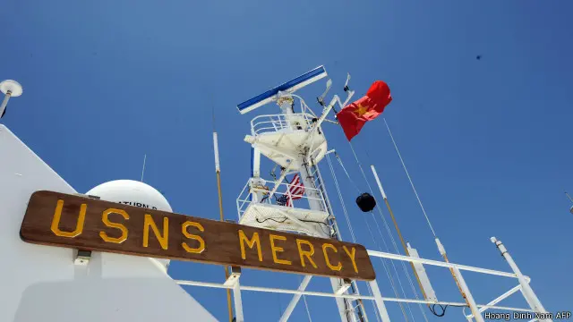 Tàu bệnh viện USNS Mercy ở Nha Trang năm 2008