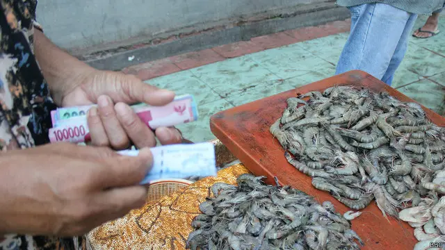 Beberapa penjual ikan di Pasar Peunayong, Banda Aceh, mengaku sulit mendapatkan pembeli dalam dua tahun terakhir.