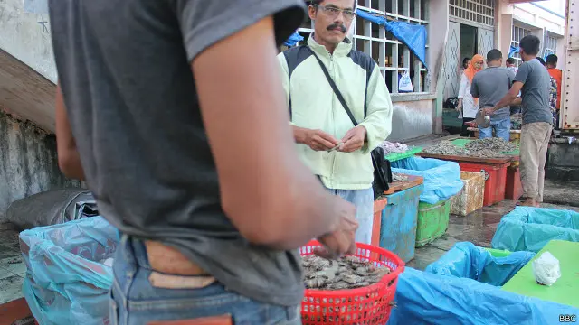 "Sulit sekali mendapatkan pembeli. Sepi sejak dua tahun ini. Penurunannya sampai 50% lebih. Barang ada, tapi pembeli nggak ada," kata Zainuddin, yang berusia 56 tahun.