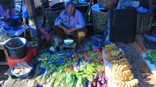 Seorang perempuan Aceh berjualan sayur-mayur di dekat Pasar ikan Peunayong, Banda Aceh.