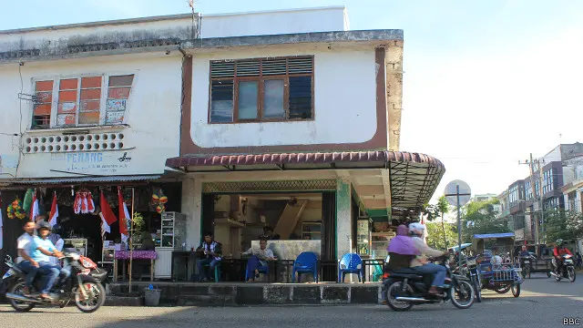 Pertumbuhan ekonomi Aceh sempat anjlok pada tahun lalu dan kini mulai membaik, walau belum seperti diharapkan.
