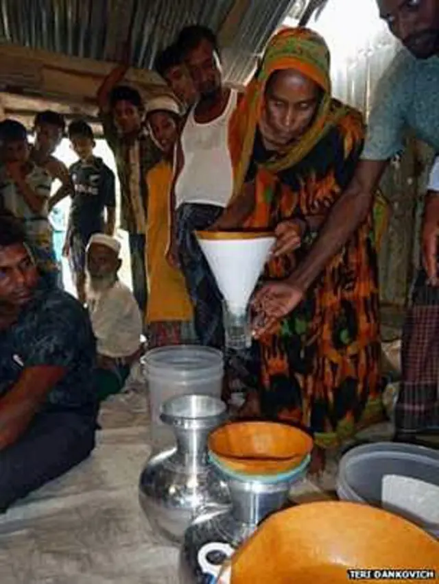 هڅه کيږي چې د فلټر کاغذونه د اوبو په فلزي منګیو کې کيښودل شي