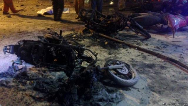 Обгоревшие мотоциклы на месте взрыва в Бангкоке