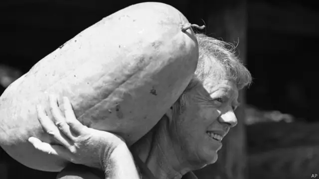 Картер с арбузом на плече