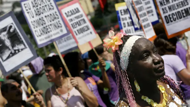 Las líderes feministas negras, por ejemplo, decían que solían tener dificultades para ponerse de acuerdo con los hombres del movimiento negro y las mujeres del movimiento feminista", explica la politóloga Rayza Sarmento.