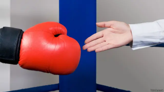 Estrechar las manos con un guante de boxeo