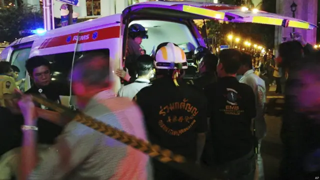 धमाके के बाद जांचकर्ताओं ने वहां सड़कों को रोक दिया और जांच का काम शुरू कर दिया.