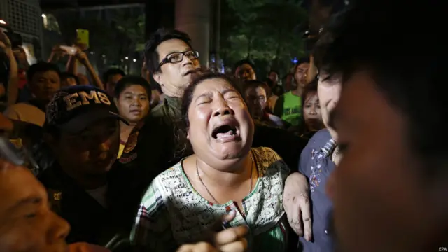 धमाके के बाद बैंकॉक के मध्य इलाक़े में अफ़रातफ़री मच गई और हताहतों के परिजन बिलख रहे थे. 