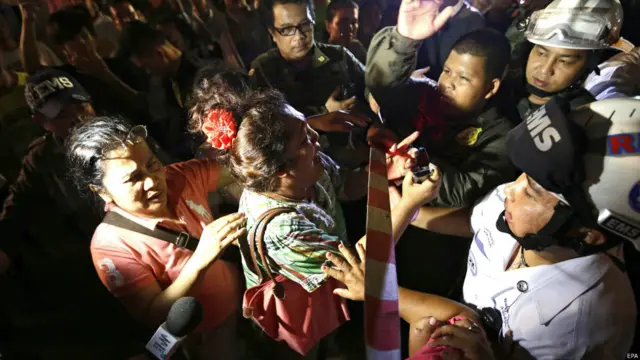 थाईलैंड की राजधानी बैंकॉक सोमवार को एक ज़ोरदार धमाके से दहल उठी जिसमें अब तक 16 लोग मारे गए हैं जबकि कई घायल हुए हैं.