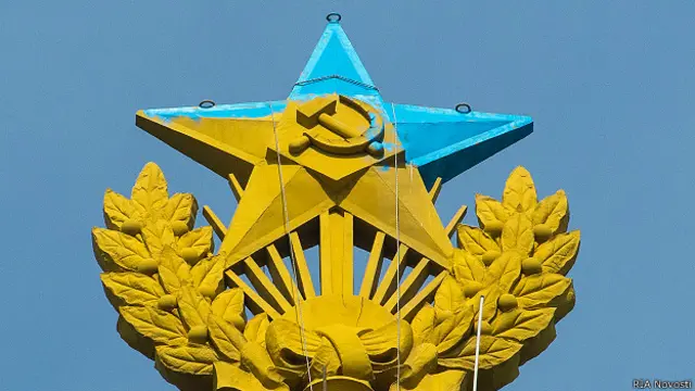 Звезда на высотке, покрашенная Мустангом