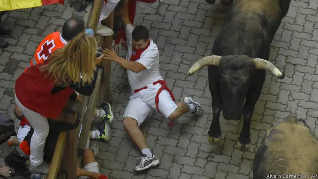 اس مقابلے میں پروفیشنل بل فائٹر نہیں بلکہ عام لوگ حصہ لیتے ہیں