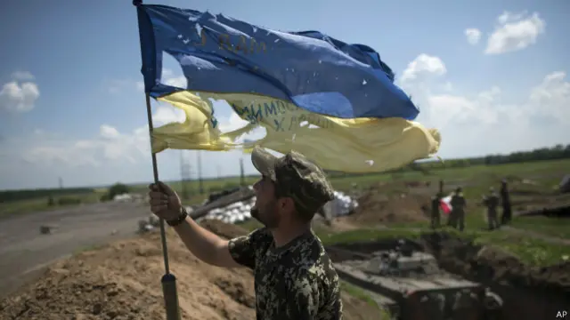 En el este de Ucrania siguen registrándose combates entre separatistas prorrusos y soldados leales al gobierno.