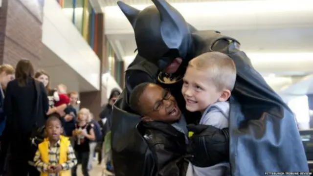 Leonard Robinson sengaja berperan sebagai Batman untuk mengunjungi anak-anak di rumah sakit. Dia telah melakoni peran tersebut selama 14 tahun terakhir.