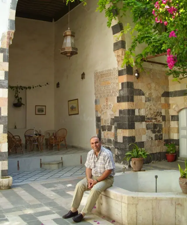 拉姆兹2011年6月在戴安娜·达克位于大马士革的宅院里留影。