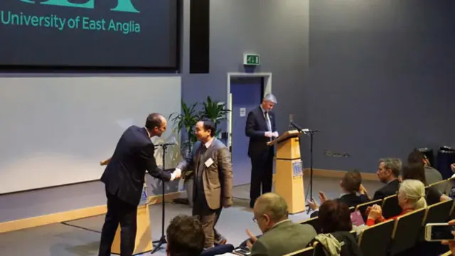 英國東安格利亞大學校長給熊榆頒發桑坦德銀行學者獎