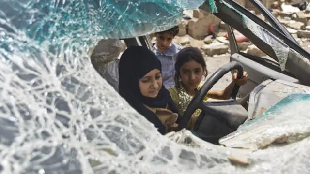 ’یہ تنازع یمن کے بچوں کے لیے خاص طور پر المناک ہے ۔۔۔ (وہ) بم حملوں یا پھر گولیوں کا شکار ہورہے ہیں۔ جو بچے بچ جاتے ہیں اُن کو بیماریوں اور غذائی قلت کا خطرہ ہے‘