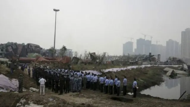 تجمع سكان المدينة في مراسم تأبين الضحايا