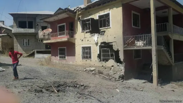 Şemdinli Altınsu mahallesinde top mermilerinden hasar gören evler 