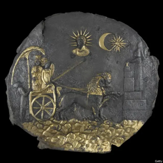 د درېیمې پېړۍ ۲۵ سانتي متره لرغونی اثر ـ (آی خانم، افغانستان) د افغانستان د ملي موزیم له خوا په ۲۰۰۶ کال د پاریس لرغونو آثارو نندارتون کې وړاندې شوی و.