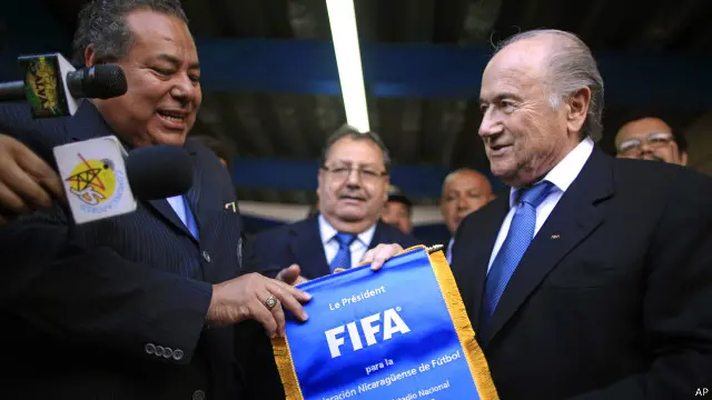 عُين روشا (يسار) مسؤول تطوير داخل الفيفا في عام 2012.