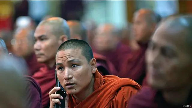 Буддийский монах разговаривает по телефону