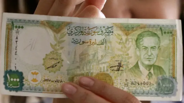 Suriye Lirası üzerinde, Cumhurbaşkanı Beşar Esad'ın babası eski Cumhurbaşkanı Hafız Esad'ın resmi bulunuyor.