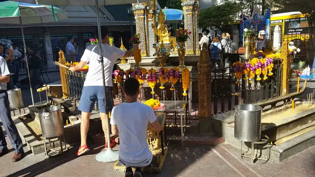 Đền Erawan mở cửa lại cho dân chúng và du khách tới dâng hương vào hôm thứ Tư.