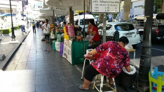 曼谷四面佛庭園外的攤販恢復營業（19/8/2015）