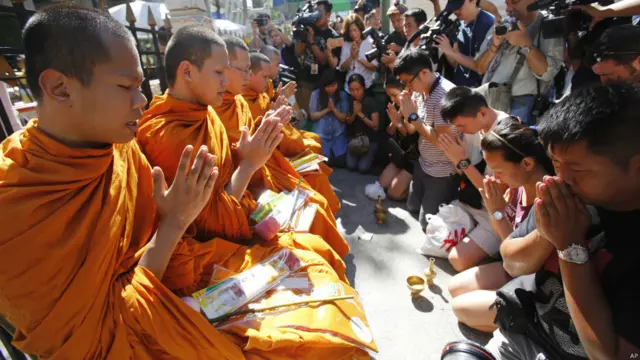 佛教僧侶來到曼谷四面佛像外誦經（19/8/2015）