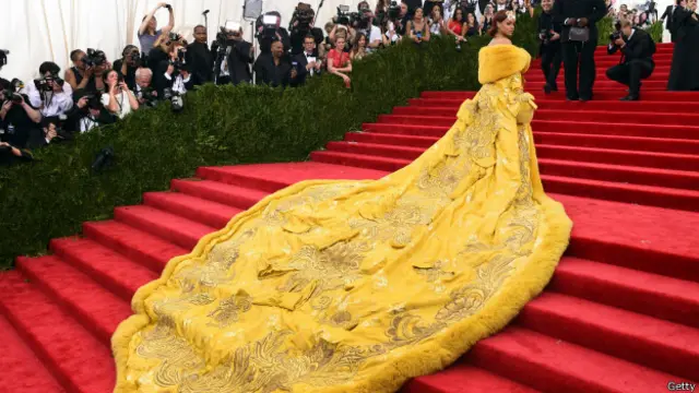 美国知名流行歌手蕾哈娜身穿郭培设计的定制服。