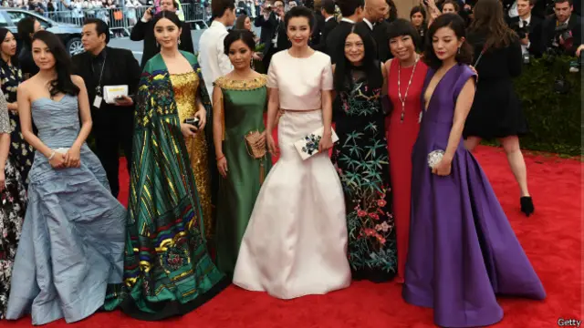 中国女星高圆圆、范冰冰、李冰冰、赵薇等人出席慈善舞会。